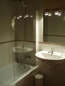 Barcenilla拉斯佩特斯旅馆的一间带水槽、淋浴和镜子的浴室