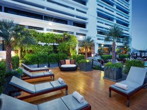 曼谷是隆中央酒店的大厅,带有长沙发和棕榈树的建筑