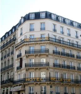 巴黎圣拉扎尔贝尔维尤酒店的一座白色的大建筑,上面有标志