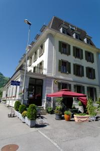 MontbovonMaison d'hôtes "Hôtel de la Gare"的前面有红伞的大建筑