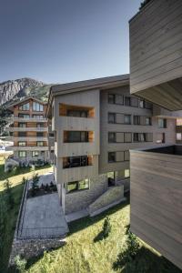 安德马特Andermatt Alpine Apartments的建筑的建筑 ⁇ 染