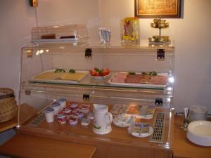 新伊森堡阿尔法酒店的展示盒,上面有食物