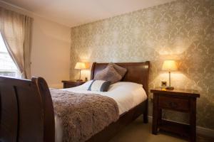 达灵顿达灵顿班纳蒂尼酒店的一间卧室配有一张床、两盏灯和一个窗户。