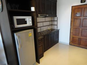 南芭堤雅维尤特拉雷5号321室公寓的厨房配有冰箱和微波炉。