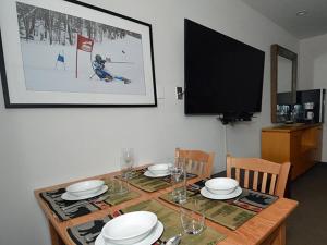 斯诺肖Expedition #308的餐桌、白板和电视