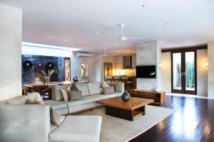 金巴兰克冬迦南海滩别墅的客厅配有沙发和桌子