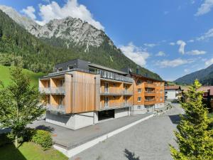 克勒施特勒Alpine Lodge Klösterle am Arlberg的一座山底建筑