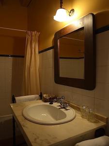 Barriolacuesta波萨达莫利诺德尔坎托酒店的一间带水槽和镜子的浴室
