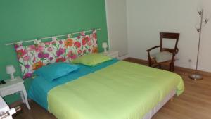 AthisAu clos des colombages的一间卧室设有一张大床和绿色的墙壁