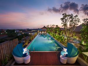 库塔巴厘岛库塔日落路温德姆华美达酒店的度假村游泳池的图片