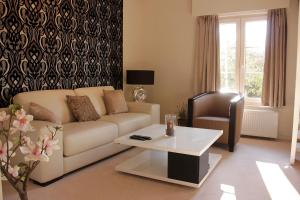 安特卫普Luxury Suites Arendshof的客厅配有沙发和桌子