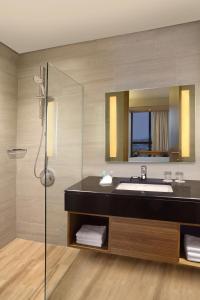 班达楠榜楠榜巴提夸酒店的一间带水槽和镜子的浴室