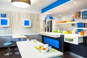 布里地区叙西布里地区叙西宜必思快捷酒店 的厨房配有蓝白的台面和桌子