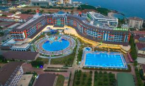 阿萨拉尔Lonicera Resort & Spa Hotel - Ultra All Inclusive的享有带游泳池的度假村的顶部景致