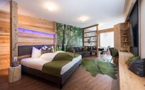 卢塔戈Aurina Lodges的一间带大床的卧室和一间客厅