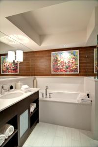 博福特城市阁楼酒店 的带浴缸和盥洗盆的浴室