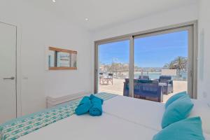 坎帕斯蒂利亚Apartments Beach 4U - Can Pastilla的一间卧室配有一张床,享有海滩美景