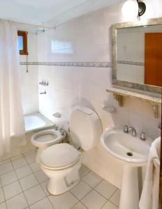 贝尔格拉诺将军镇Graz Hauser Cabañas的白色的浴室设有卫生间和水槽。