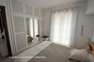 Caleta de InteriánAlmar Apartment的一间卧室配有一张床和一面大镜子