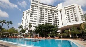 拉各斯Eko Hotel Main Building的一座大型建筑,在一座建筑前设有一个游泳池