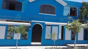 阿雷基帕Ramirez House的前面有树木的蓝色建筑