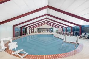 索格蒂斯豪生酒店 - 索格蒂斯的一个带桌椅的房间的游泳池