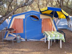 加藤-达拉特索哈尼亚露营地的蓝色和橙色的帐篷,前面设有桌子