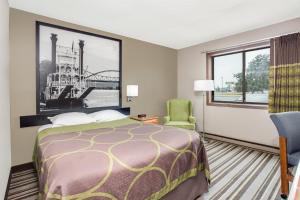 绿湾速8绿湾酒店的酒店客房设有床和窗户。