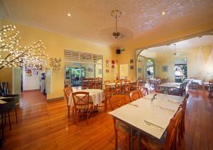 云加布拉伊甸之家度假村的一间在房间内配有桌椅的餐厅