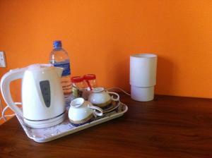 尼甘布蜜蜂巢住宿加早餐旅馆的茶壶和茶杯托盘