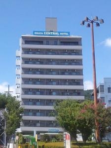 Okaya冈谷市中央大酒店 的上面有标志的建筑