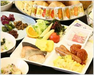 福岛福岛山酒店的托盘,有不同种类的食物