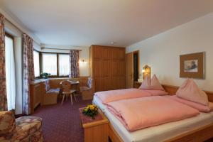 科瓦拉因巴迪亚贾尼雷提亚酒店的配有一张床和一张书桌的酒店客房