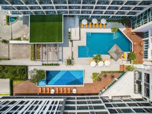 芭堤雅市中心J Inspired Hotel Pattaya - SHA Extra Plus的享有带游泳池的大楼的顶部景致