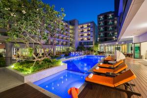 芭堤雅市中心J Inspired Hotel Pattaya - SHA Extra Plus的一座带躺椅的游泳池