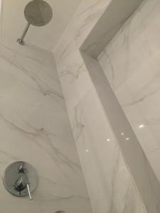 里斯本LX Factory Apartment 1的一间拥有白色大理石天花板的浴室