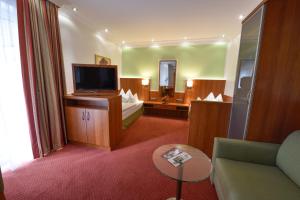 科隆库勒纳酒店的酒店客房设有电视和客厅。