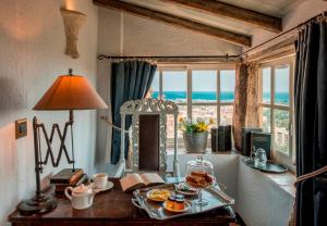 滨海卡涅卡纳德城堡酒店的一张桌子,上面放着一盘食物,上面放着一扇窗户