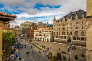 莱昂Hostel Covent Garden by gaiarooms的街道上拥有建筑和人行道的城市街道