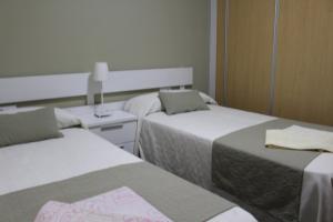 博罗尼亚Apartamentos Bolonia Paraiso的一间设有两张床的房间