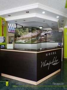 ZamoraHotel Wampushkar的带有大型展品的酒店玛格丽特维尔柜台