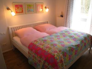 巴贝Appartement Meeresrauschen的一间卧室设有两张带粉色床单的床和窗户。