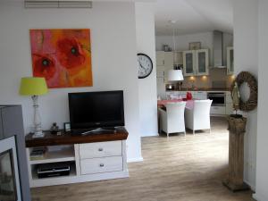 巴贝Appartement Meeresrauschen的带电视的客厅和厨房