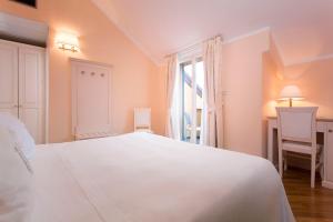 卡莫利切诺比奥德多吉酒店的卧室设有一张白色大床和一扇窗户。