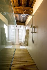 卢布尔雅那芬识斯卡公寓的一间带两个卫生间的浴室和木制天花板