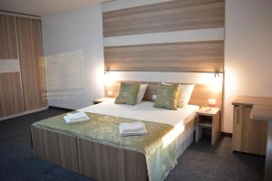 莫斯塔尔Hotel Rivero A&S的一间卧室配有一张大床和两条毛巾