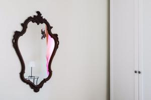 罗马格南森姆马焦雷旅馆的挂在门边墙上的镜子
