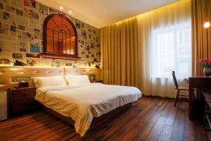 青岛青岛凯越旅馆的一间卧室设有一张大床和一个窗户。