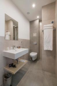 华沙雷坦酒店的一间带水槽和卫生间的浴室