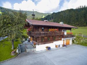 菲根贝格Alpen-Chalet-Pankraz的阳台上带鲜花的大型木制房屋